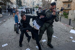 Полицейские задерживают участника протеста протеста против попыток изменить политику правительства, предоставляющую ультраортодоксальным евреям освобождение от воинской повинности, Иерусалим, 11 апреля 2024 года