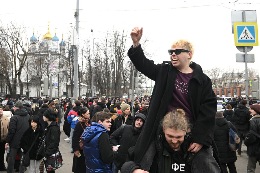 Церемония прощания с&nbsp;рэпером Пашей Техником возле храма Петра и Павла в&nbsp;Лефортово в&nbsp;Москве, 11&nbsp;апреля 2025&nbsp;года 