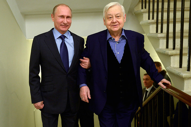 Президент России Владимир Путин и Олег Табаков перед началом торжественного вечера, посвященного открытию Года литературы в МХТ в 2015 году