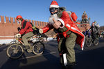 Участники Второго зимнего Московского велопарада на Кремлевской набережной