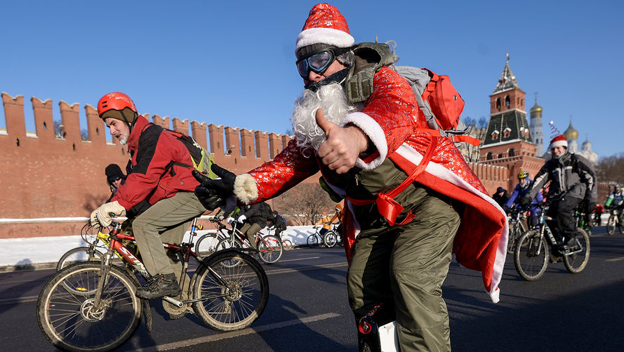 Участники Второго зимнего Московского велопарада на&nbsp;Кремлевской набережной