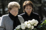 2008 год. Наина Ельцина с дочерью Татьяной во время церемонии открытия памятника первому президенту РФ Борису Ельцину 