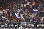 Американские хоккеисты на фоне российских болельщиков