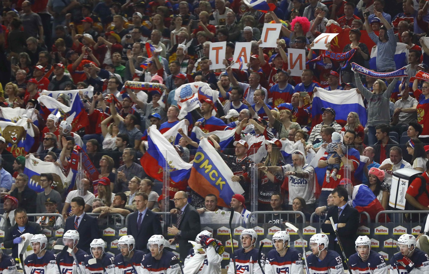 Американские хоккеисты на фоне российских болельщиков