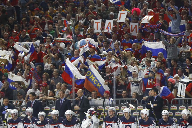 Американские хоккеисты на фоне российских болельщиков