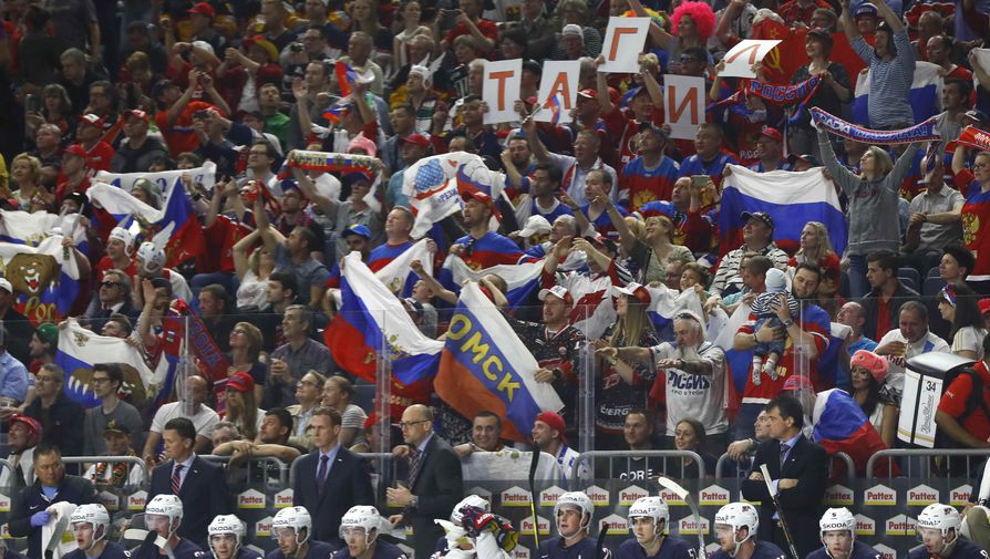 Американские хоккеисты на&nbsp;фоне российских болельщиков