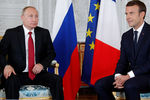 Президент Франции Эммануэль Макрон и президент РФ Владимир Путин во время встречи в Версале
