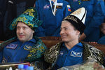 Космонавт Роскосмоса Александр Мисуркин и астронавт НАСА Марк Ванде Хай (справа) в казахских национальных костюмах во время торжественной встречи в Международном аэропорту Караганды