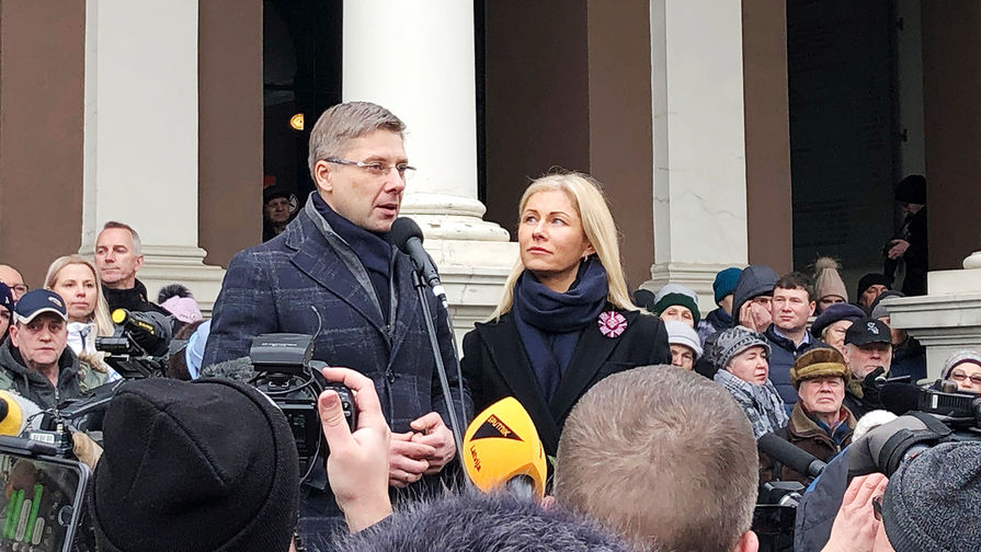 Мэр Риги Нил Ушаков и его супруга Ивета Страутиня-Ушакова во время митинга в поддержку Ушакова на Ратушной площади, 9 февраля 2019 года