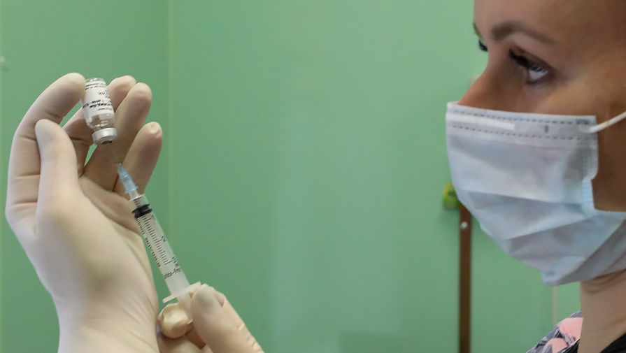 Медицинский работник перед вакцинацией противовирусным препаратом «Гам-КОВИД-Вак» сотрудников поликлиники №68