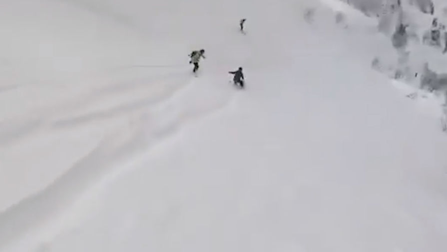В Сочи удалось спасти сноубордиста, которого с головой накрыла снежная лавина
