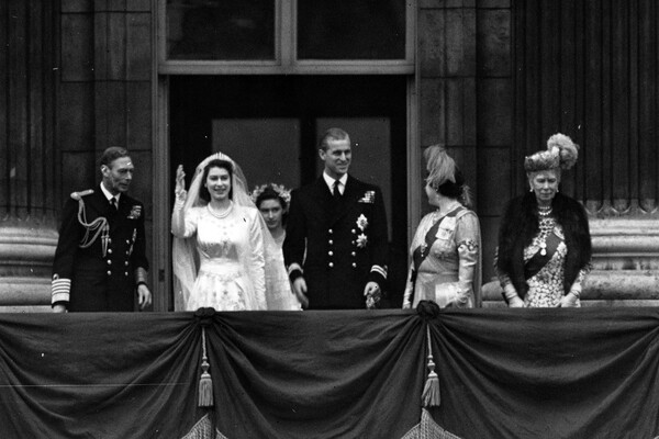 Принцесса Елизавета и принц Филипп, герцог Эдинбургский, на&nbsp;балконе Букингемского дворца после свадьбы. Слева &mdash; король Георг VI, справа &mdash; королева Елизавета и королева Мария, 20&nbsp;ноября 1947&nbsp;года