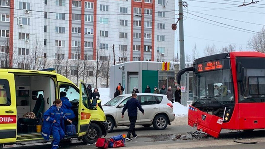 В Казани пациентка скорой скончалась после лобового столкновения с автобусом