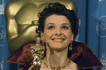 Жюльет Бинош со статуэткой премии «Оскар» за лучшую женскую роль второго плана в фильме «Английский пациент», 1997 год