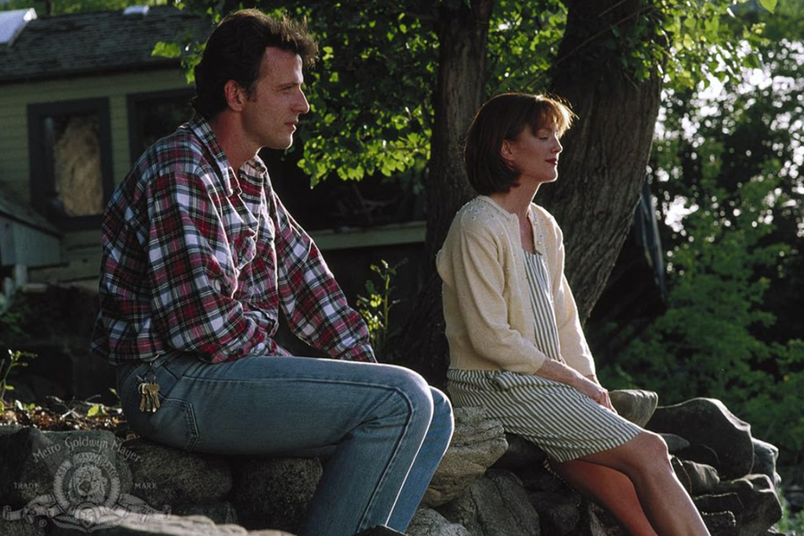 <b>&laquo;Бенни и Джун&raquo; (1993)</b>
<br><br>
Джун (Мэри Стюарт Мастерсон) &mdash; ранимая и уязвимая девушка с&nbsp;психическим расстройством. Бенни (Эйдан Куинн) &mdash; ее брат, и он готов на&nbsp;все, чтобы защитить сестру от жестокого мира. Когда в&nbsp;их жизни появляется странный, но невероятно обаятельный Сэм (Джонни Депп), между&nbsp;ним и Джун возникает светлое чувство. Хрупкий роман становится испытанием для&nbsp;Бенни, который годами оберегал сестру от любых перемен.