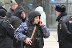 Сотрудники правоохранительных органов возле Успенской школы в&nbsp;поселке Горки-2 Московской области, 16&nbsp;декабря 2025&nbsp;года