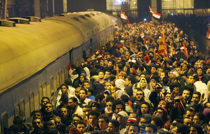 Толпа встречает поезд с&nbsp;ранеными, прибывший из&nbsp;Порт-Саида.