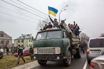 Сторонники оппозиции едут на грузовике по направлению к резиденции президента Украины Виктора Януковича «Межигорье» под Киевом