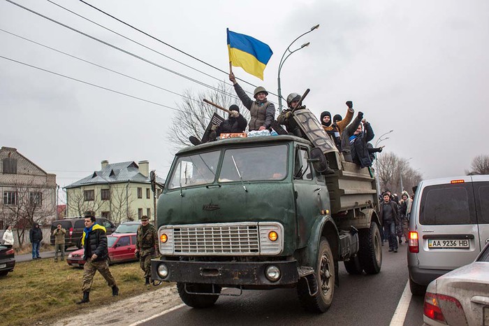 Сторонники оппозиции едут на&nbsp;грузовике по&nbsp;направлению к&nbsp;резиденции президента Украины Виктора Януковича &laquo;Межигорье&raquo; под&nbsp;Киевом