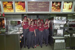 Работники «Макдоналдса» встречают посетителей, 1990 год
