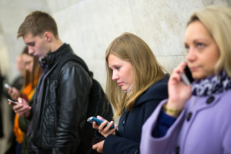 Пассажиры с гаджетами в общественном транспорте