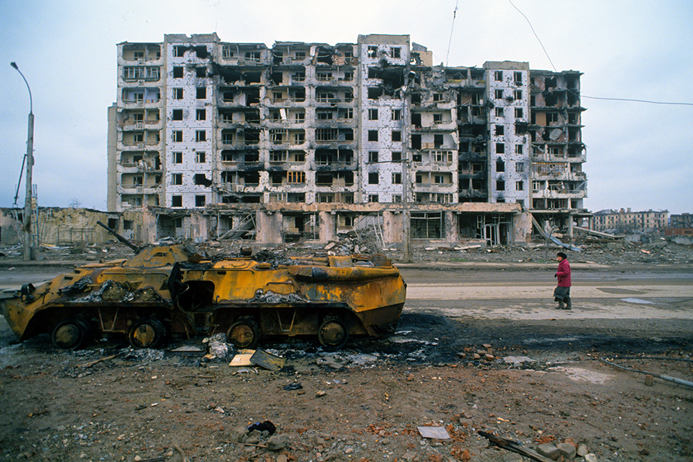 Остатки бронетехники на одной из улиц Грозного, 1 марта 1996 года