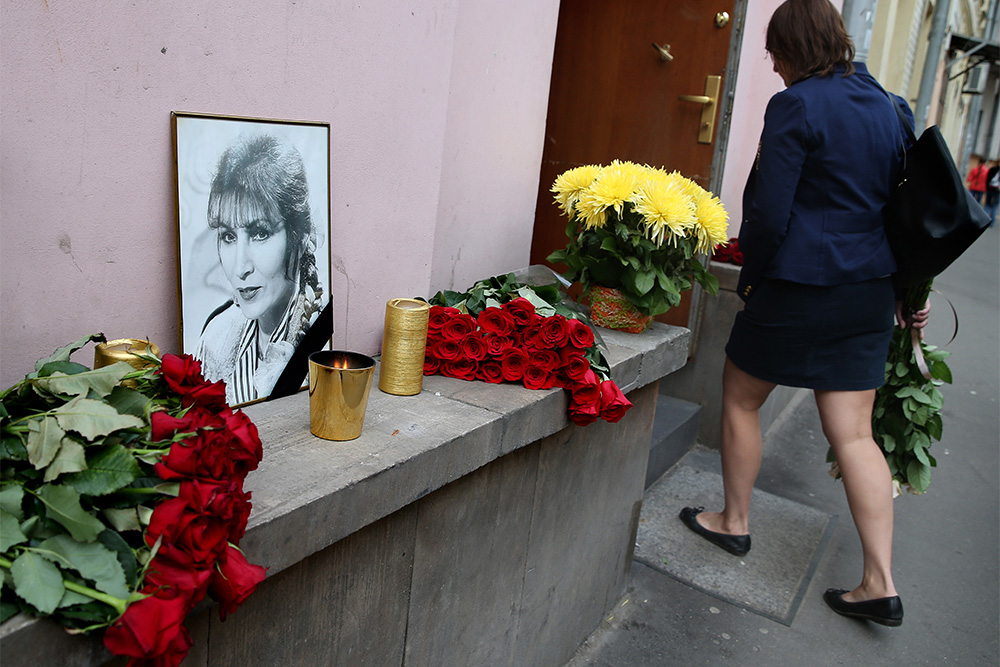 Во время прощания с целительницей Джуной Давиташвили в доме в Большом Николопесковском переулке, где целительница принимала своих пациентов