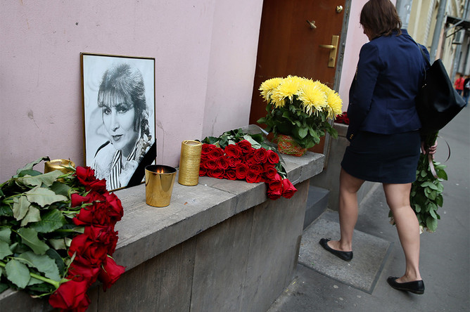 Во время прощания с целительницей Джуной Давиташвили в доме в Большом Николопесковском переулке, где целительница принимала своих пациентов