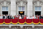 Члены британской королевской семьи на балконе Букингемского дворца 