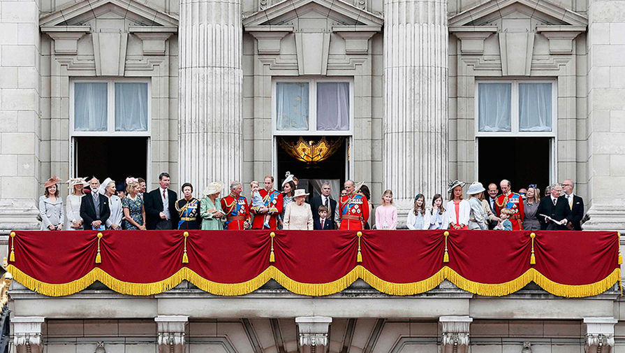 Члены британской королевской семьи на балконе Букингемского дворца 