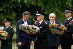 Премьер-министр Великобритании Дэвид Кэмерон и мэр Лондона Борис Джонсон возлагают венки около мемориала «7/7» в Гайд-парке, Лондон, 7 июля 2015 года