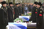 Похороны семи членов экипажа атомохода «Курск» состоялись на Серафимовском мемориальном кладбище в Санкт-Петербурге, 2002 год