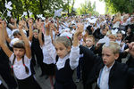 Учащиеся школы №4 во время акции, призывающей к миру и прекращению войны в Донецке