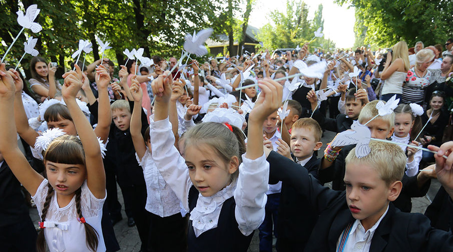 Учащиеся школы №4 во время акции, призывающей к&nbsp;миру и прекращению войны в&nbsp;Донецке