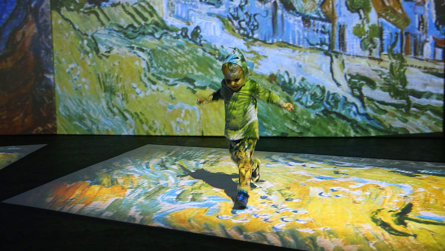 Посетительница на&nbsp;мультимедийной выставке &laquo;Ван Гог: 125&nbsp;лет вдохновения&raquo; в&nbsp;центре дизайна Artplay