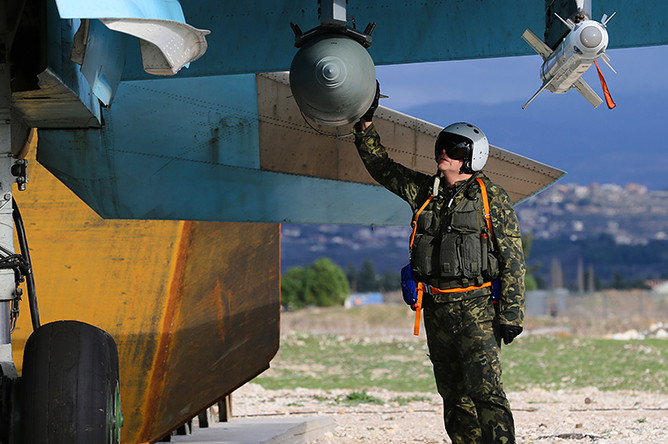 Летчик у истребителя-бомбардировщика Су-34 на авиабазе Хмеймим