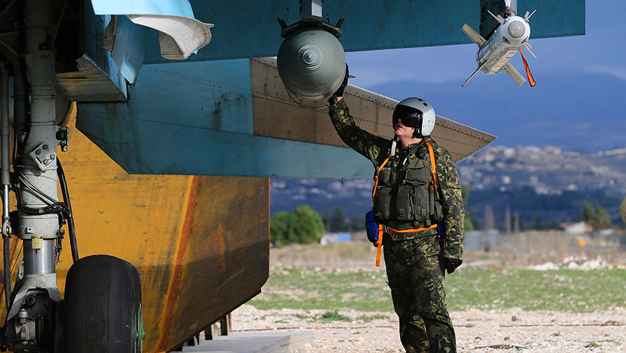 Летчик у&nbsp;истребителя-бомбардировщика Су-34 на&nbsp;авиабазе Хмеймим