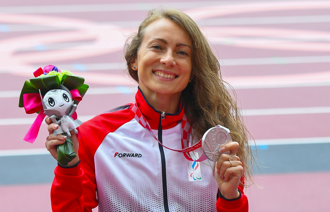 Российская спортсменка Александра Могучая, завоевавшая серебро в прыжках в длину на Паралимпиаде в Токио