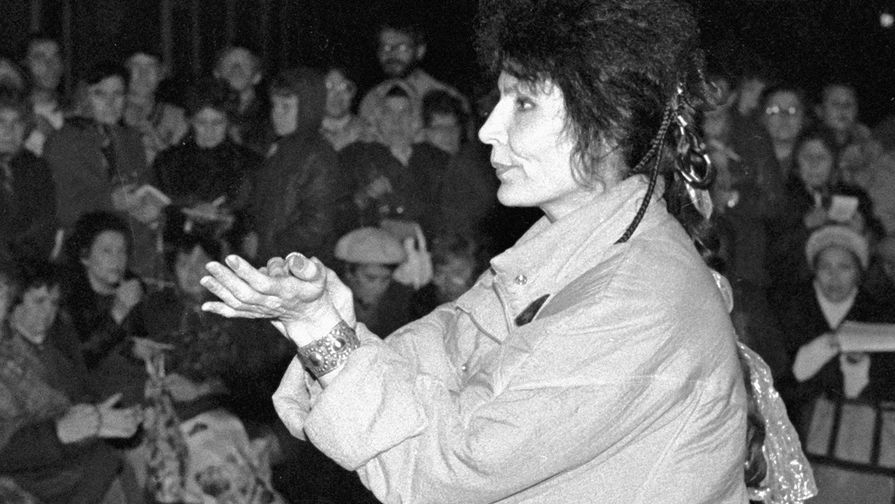 Джуна Давиташвили во время выступления перед работниками одного из московских заводов, 1988 год