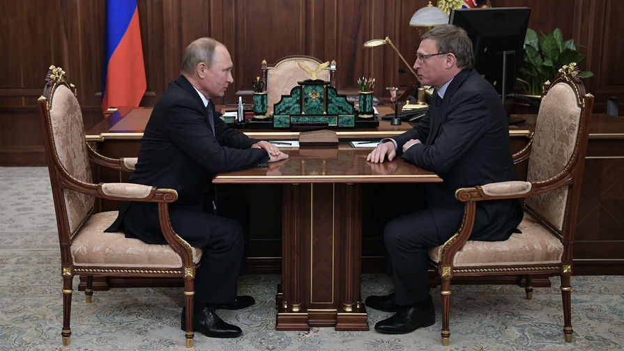 Президент России Владимир Путин и врио Омской области Александр Бурков во время встречи в Кремле, 9 октября 2017 года