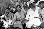 Иосиф Сталин, его жена Надежда Аллилуева, Екатерина Ворошилова и ее муж К.Е. Ворошилов (слева направо) на отдыхе в Сочи, 17 августа 1932 года