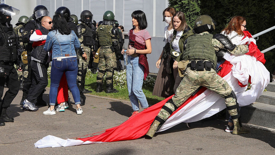 Белорусские силовики во время задержания протестующих в день оппозиционного «Марша героев» в Минске, 13 сентября 2020 года