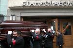 Вынос гроба с телом актера Владимира Коренева после церемонии прощания в электротеатре «Станиславский», 5 января 2020 года
