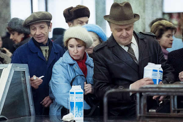 Очередь за молоком в продуктовом магазине в Москве, 2 апреля 1991 года