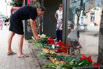 Мужчина несет цветы к месту гибели людей в результате взрыва автобуса в Воронеже, 13 августа 2021 года