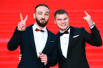 Актеры Ислам Зафесов и Владимир Любимцев (справа) на церемонии открытия 44-го Московского международного кинофестиваля, 26 августа 2022 года