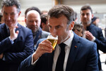 Президент Франции Эммануэль Макрон пробует пиво во время визита в строительную компанию в городе Муттерсхольц, Франция, 2023 год