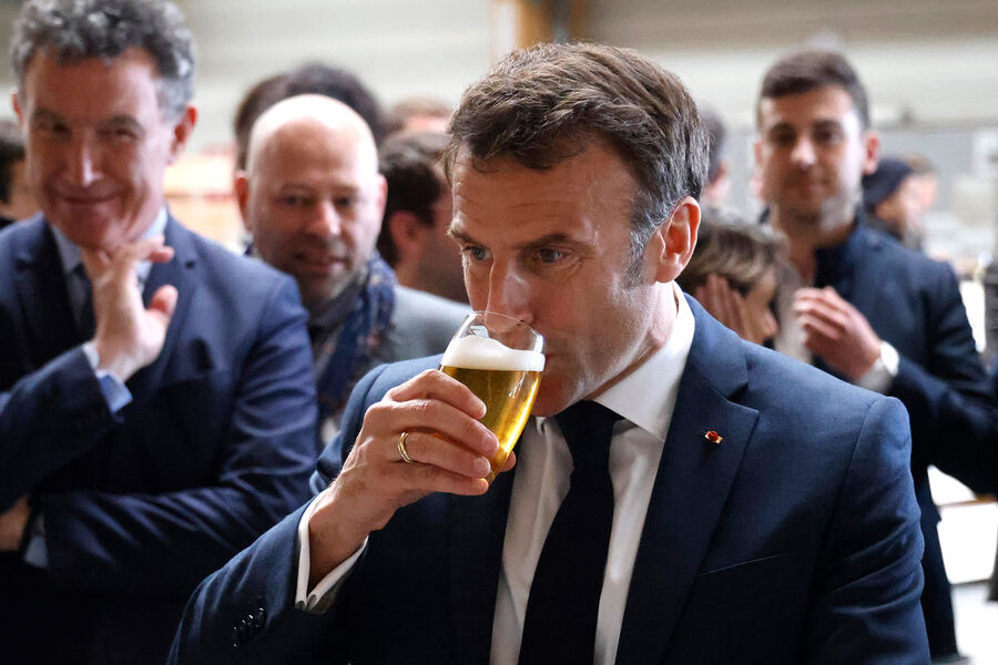 Президент Франции Эммануэль Макрон пробует пиво во время визита в&nbsp;строительную компанию в&nbsp;городе Муттерсхольц, Франция, 2023&nbsp;год
