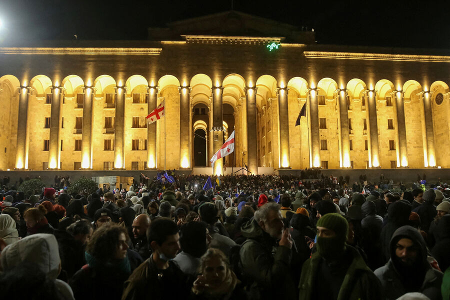 Сторонники грузинской оппозиции принимают участие в&nbsp;митинге протеста в&nbsp;Тбилиси, 28&nbsp;ноября 2024&nbsp;года