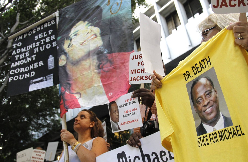 Как пишет The Los Angeles Times, группа фанатов, которая организовала движение «Justice 4 Michael» («Справедливость для Майкла») превратила вход в суд «буквально в рекламный плакат».